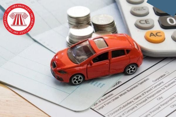 Nhân viên cơ quan đăng ký hướng dẫn quy trình rút hồ sơ xe ô tô