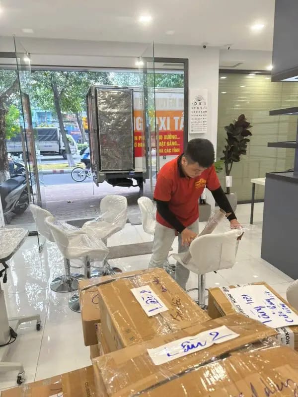 Nhân viên đang đóng gói cẩn thận nội thất trước khi chuyển lên xe tải chuyển nhà