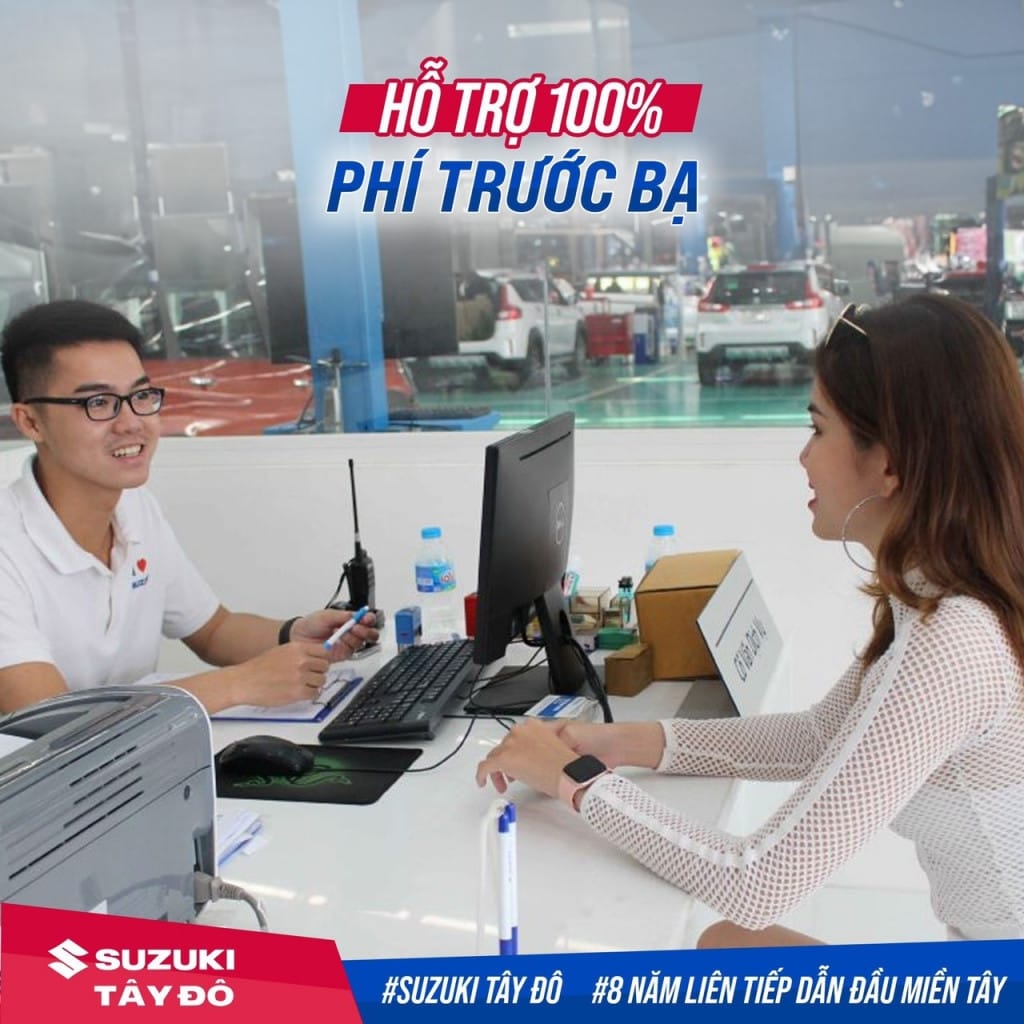 Nhân viên kỹ thuật đang kiểm tra xe tải Suzuki trong xưởng dịch vụ, minh họa dịch vụ hậu mãi chất lượng cao.
