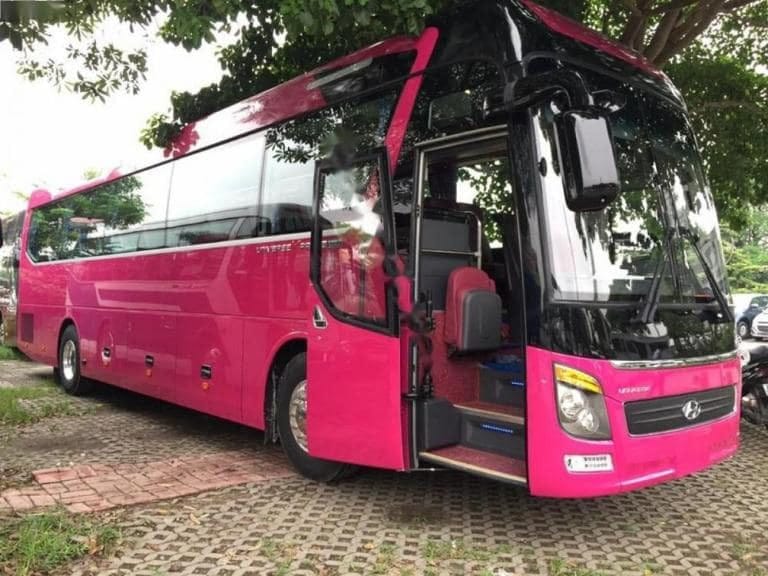 Nhân viên nhà xe Chín Tèo Bù Gia Mập tươi cười, chuyên nghiệp tư vấn khách hàng