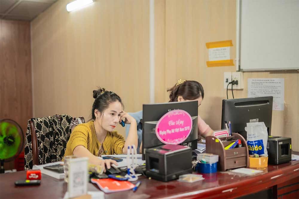 Nhân viên nhà xe Mận Vũ luôn sẵn sàng hỗ trợ khách hàng mọi lúc mọi nơi