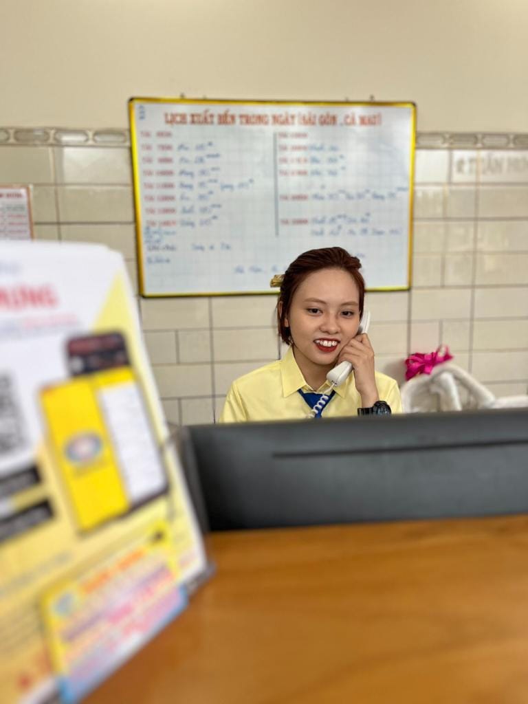 Nhân viên tổng đài Tuấn Hưng đang hỗ trợ khách hàng, cung cấp thông tin về số xe Tuấn Hưng và lịch trình.