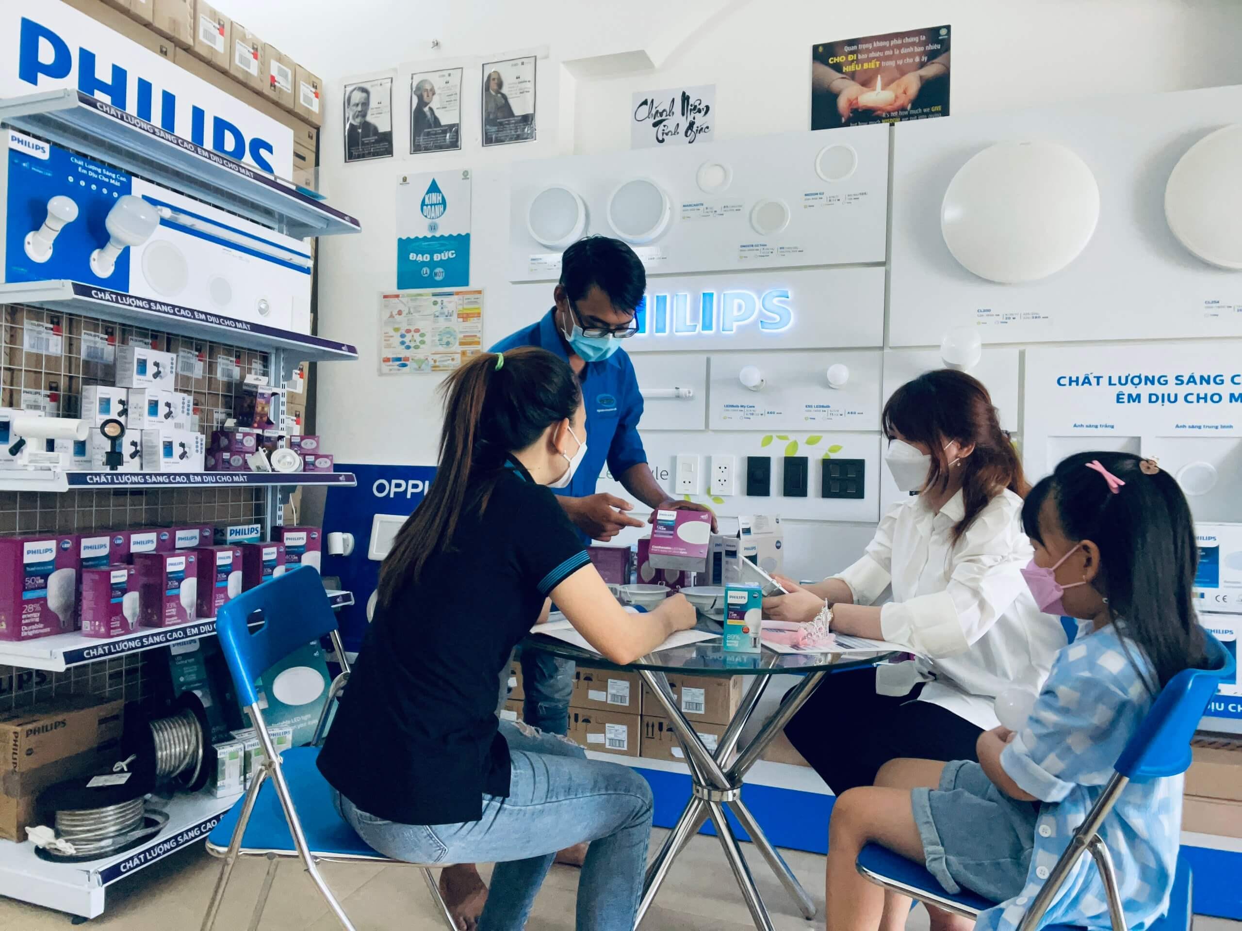 Nhân viên tư vấn hỗ trợ khách hàng lựa chọn đèn pha LED xe máy