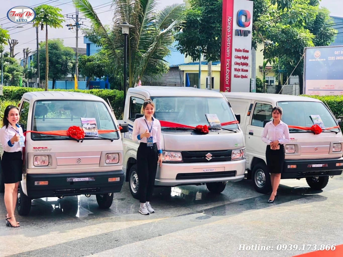 Nhân viên tư vấn tại Xe Tải Van đang giới thiệu về xe tải Suzuki cho khách hàng, thể hiện sự chuyên nghiệp.