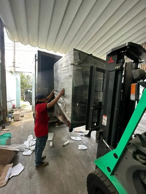 nhân viên vận chuyển đồ cồng kềnh bằng máy móc