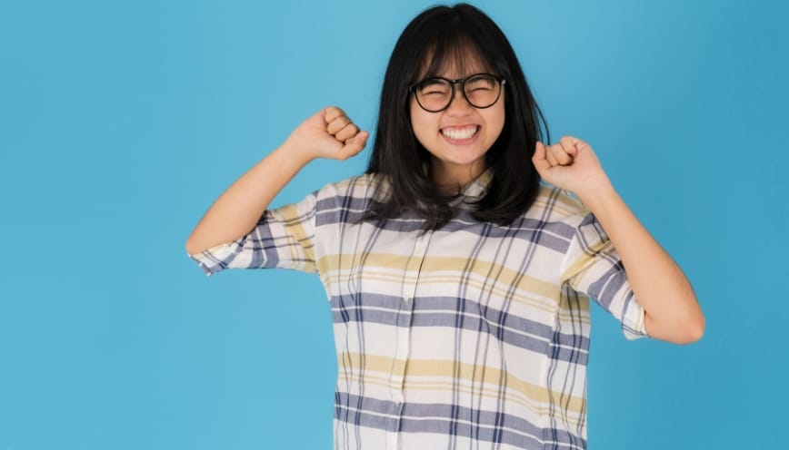 Nhóm phụ huynh hành Thủy nâng đỡ