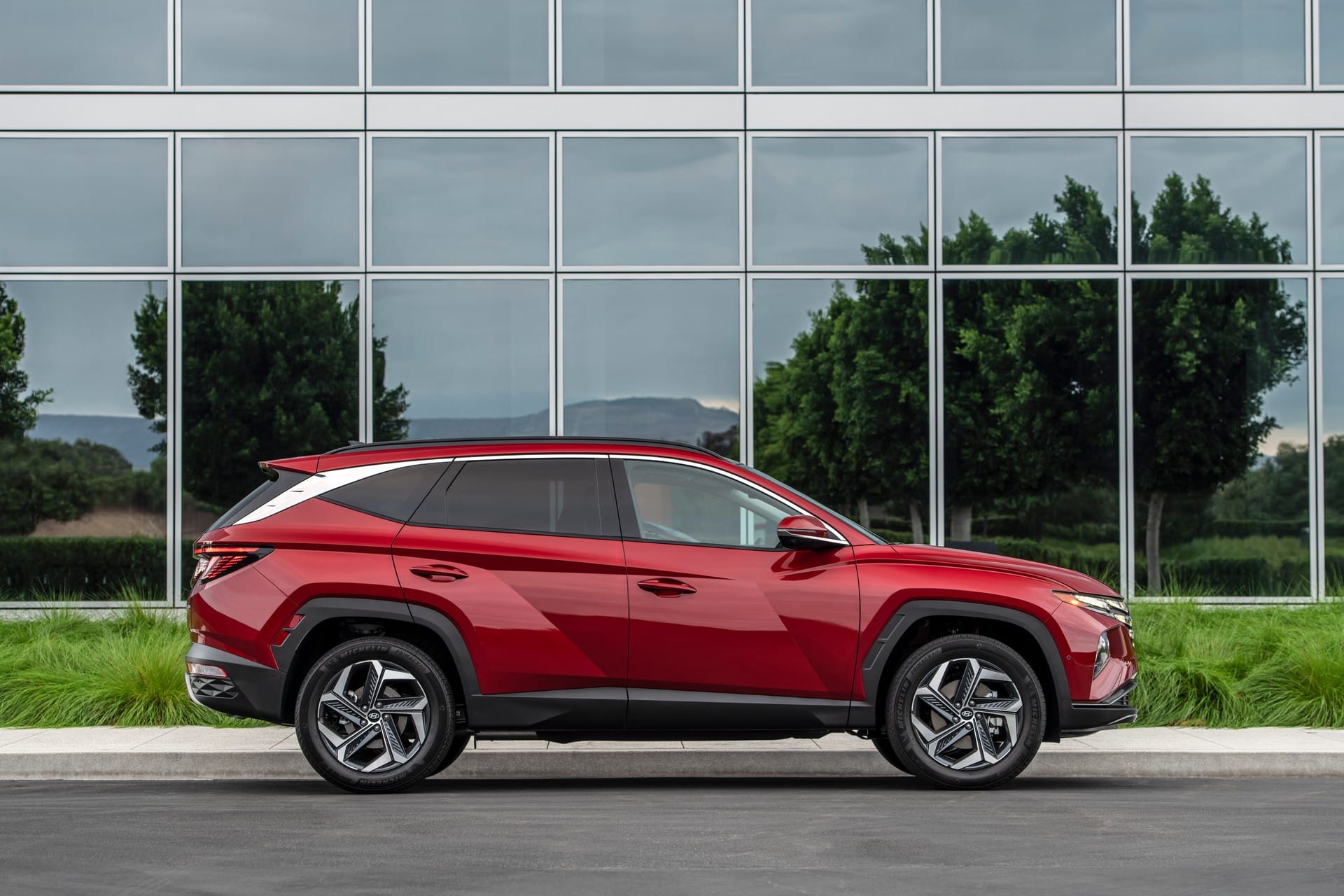 Những đường nét góc cạnh, khỏe khoắn ở thân xe Hyundai Tucson