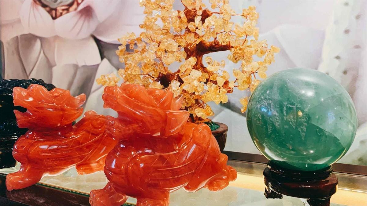 Những vật phẩm phong thủy như đá quý, vòng tay trên một bàn gỗ