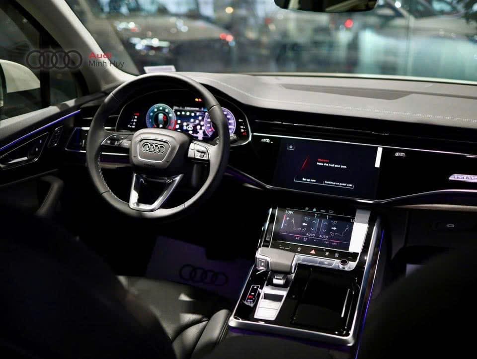 Nội thất Audi Q7 2025 với hệ thống màn hình cảm ứng hiện đại và chất liệu cao cấp.