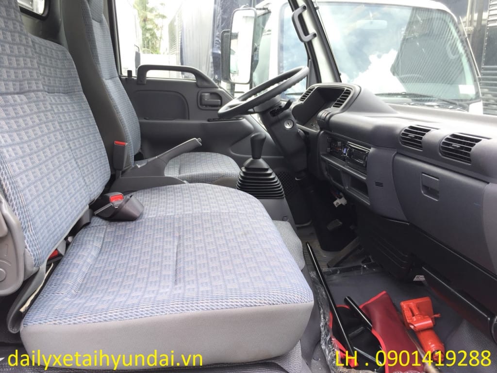 Nội thất bên trong xe tải Isuzu 1 tấn cũ tiện nghi