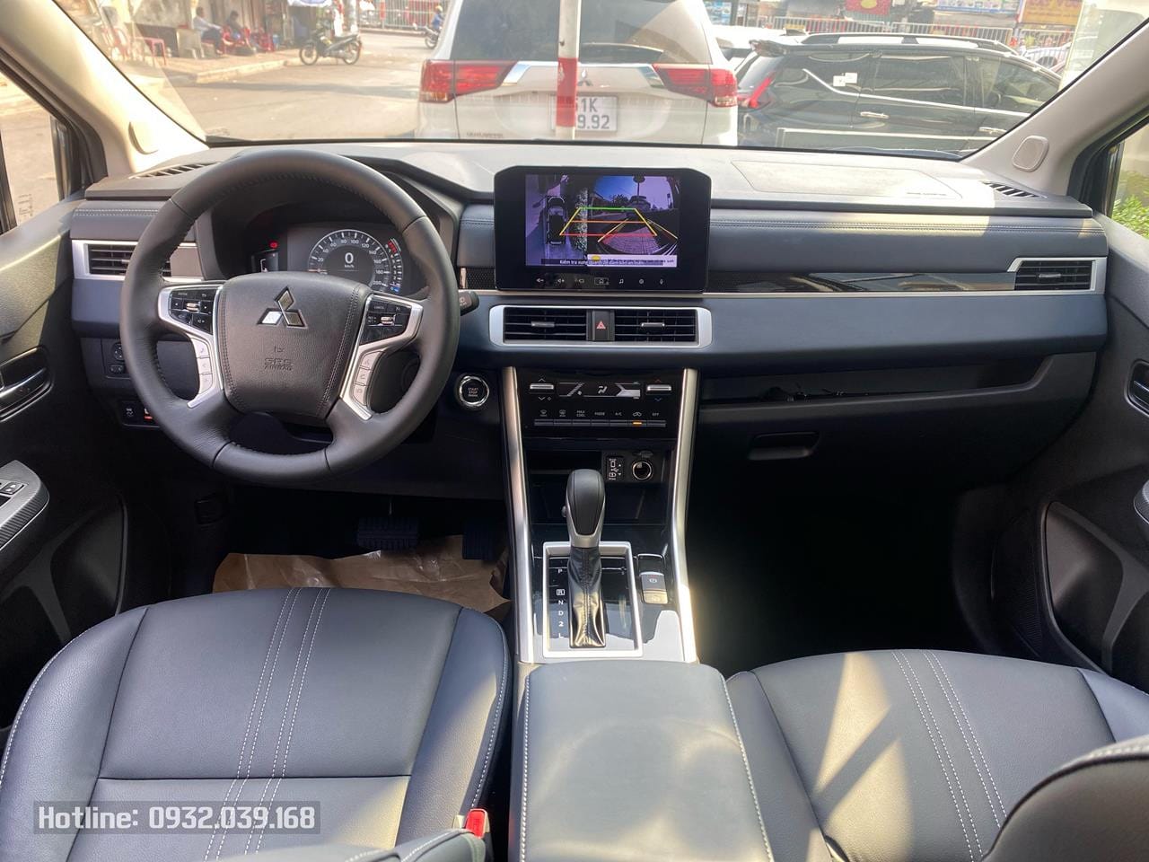 Nội thất bọc da màu đen hiện đại của Mitsubishi Xpander Cross, ảnh hưởng đến giá xe Mitsubishi Xpander Cross