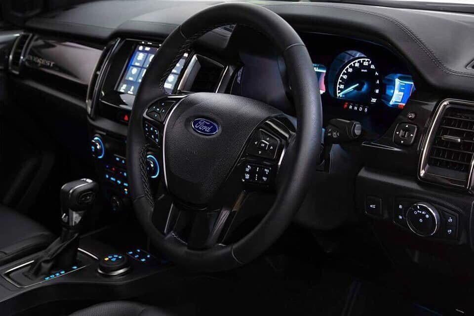 Nội thất bọc da sang trọng cùng hệ thống giải trí đa phương tiện trên Ford Everest Titanium 2.0 2020