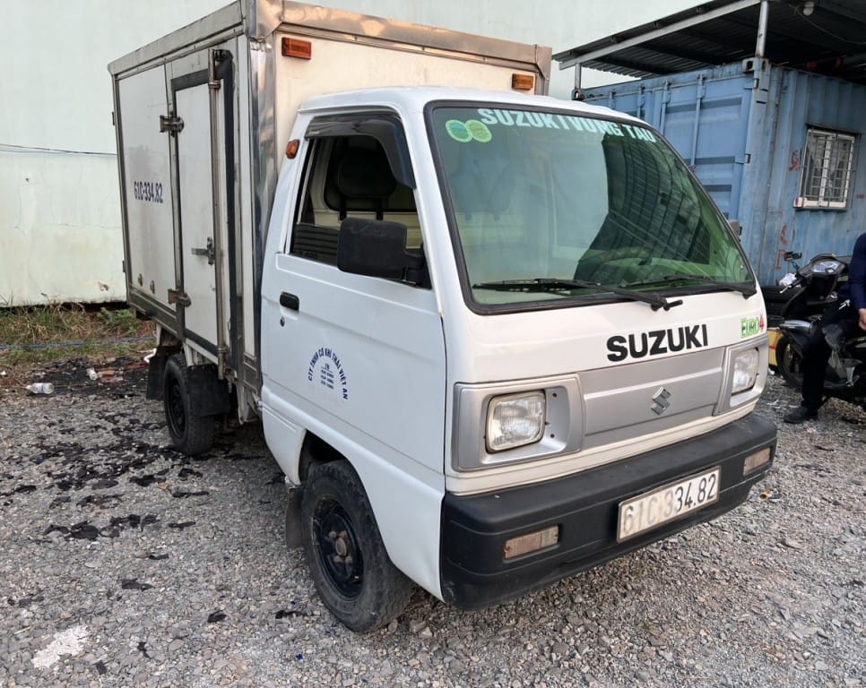Nội thất cabin của một chiếc xe tải 900kg cũ Suzuki Carry
