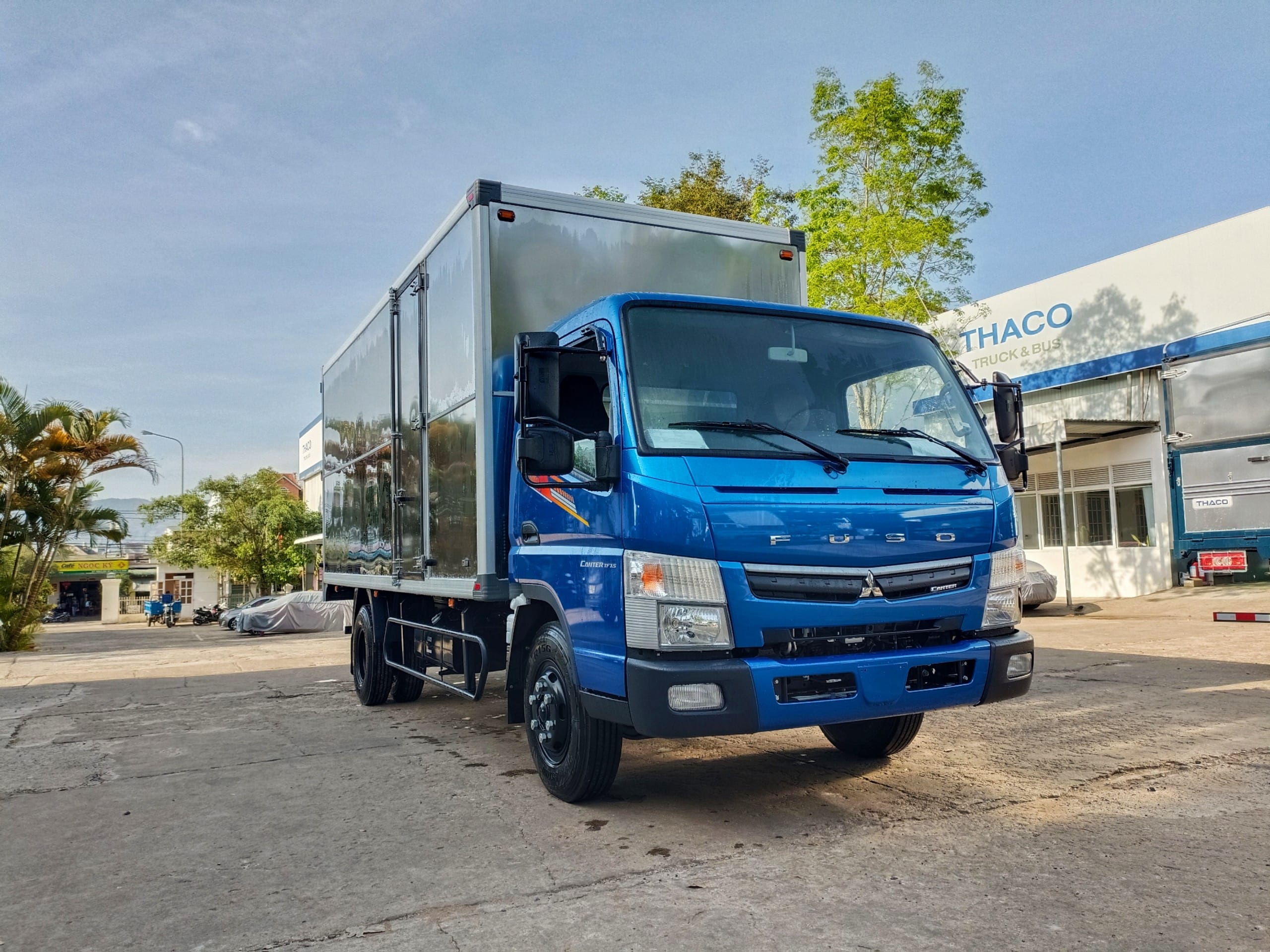 Nội thất cabin xe tải 3.5 tấn Mitsubishi Fuso TF7.5 thùng kín, mang lại không gian thoải mái và tiện nghi cho người lái.