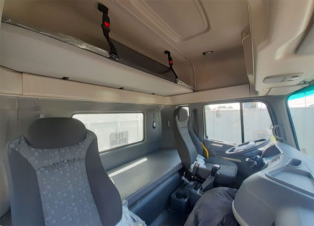 Nội thất cabin xe tải 5 chân JAC A5 với tiện nghi cơ bản
