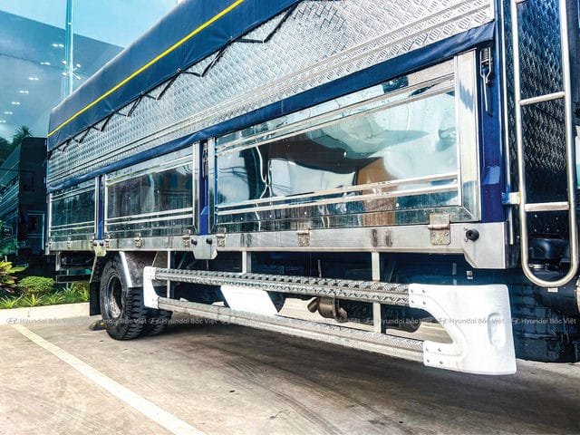 Nội thất cabin xe tải Hyundai Mighty 110SL với vô lăng và bảng điều khiển.