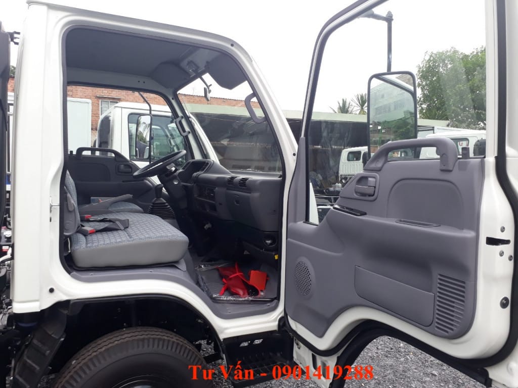 Nội thất cabin xe tải Isuzu 2.9 tấn với ghế nỉ và không gian rộng rãi