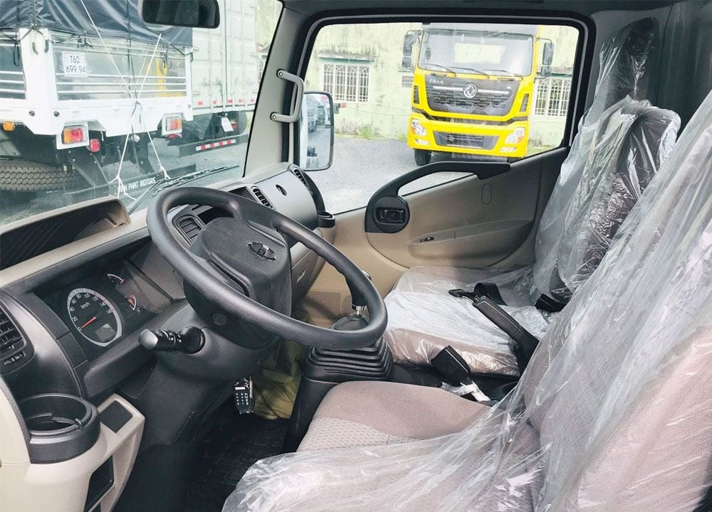 Nội thất cabin xe tải Nissan, thể hiện sự tiện nghi và rộng rãi cho người lái ô tô xe tải