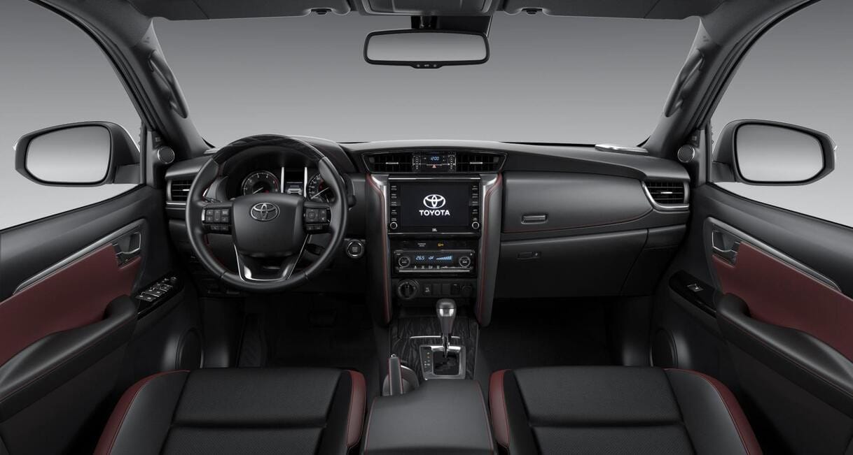 Nội thất cao cấp với màn hình lớn của Toyota Fortuner 2.8AT 4x4, một lựa chọn mạnh mẽ của các dòng xe Toyota
