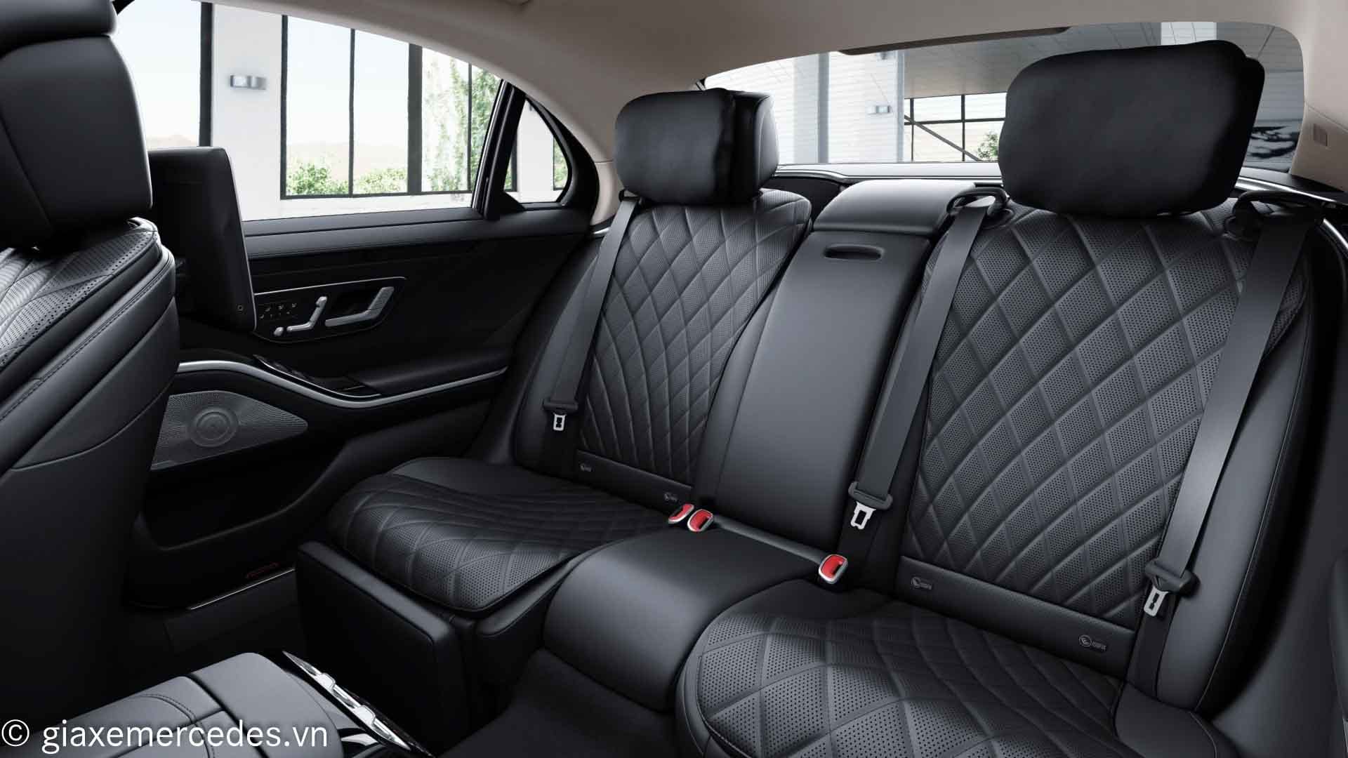 Nội thất đen tuyền sang trọng của Mercedes S450 Luxury
