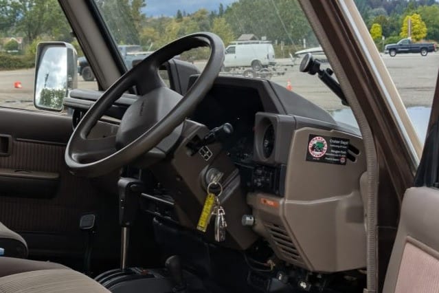 Nội thất đơn giản và bền bỉ của Toyota Land Cruiser Prado LJ78 ZX