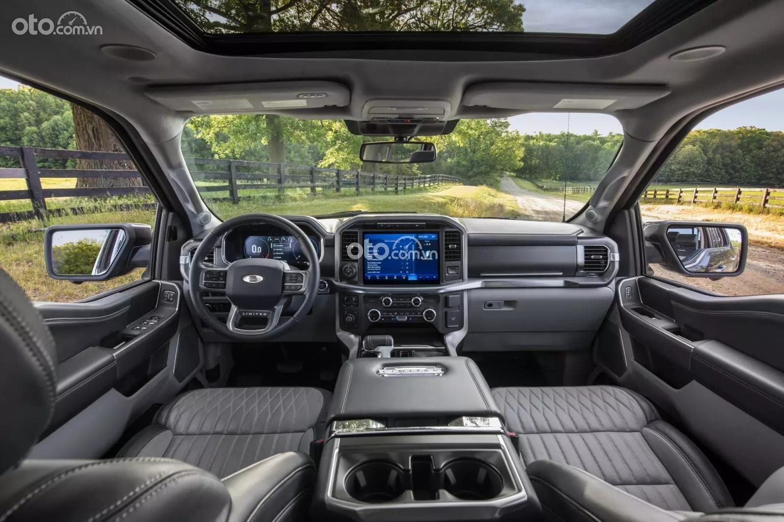 Nội thất Ford Raptor F150 với màn hình lớn