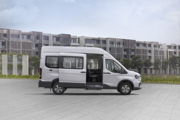 Nội thất Ford Transit với màn hình đôi