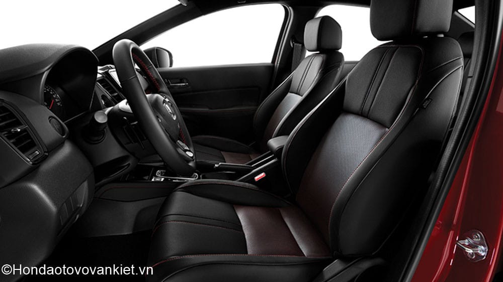 Nội thất ghế da màu đen với đường chỉ đỏ thể thao trên Honda City RS