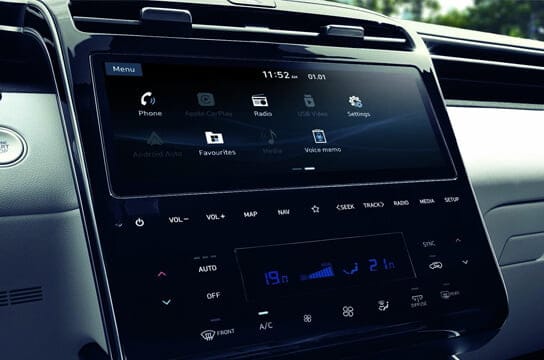 Nội thất ghế lái và bảng điều khiển của Hyundai Tucson 2022 với thiết kế hiện đại và vật liệu cao cấp