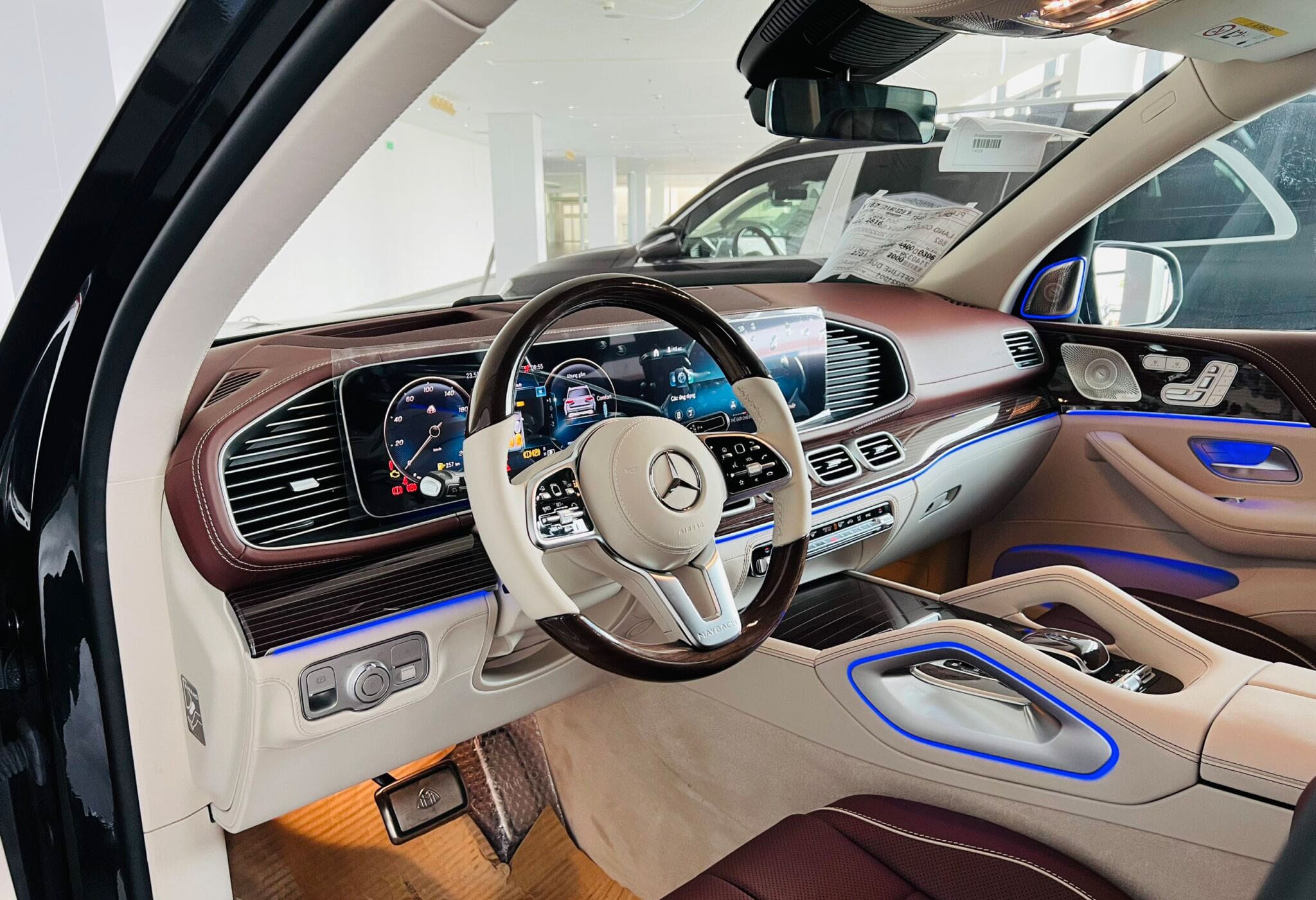 Nội thất ghế thương gia Maybach GLS 600 với màn hình giải trí và tủ lạnh