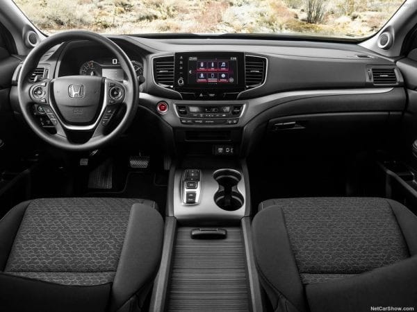 Nội thất hiện đại của xe bán tải Honda Ridgeline