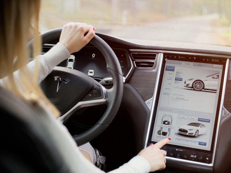 Nội thất hiện đại của xe ô tô tự lái Tesla Model S với màn hình điều khiển trung tâm