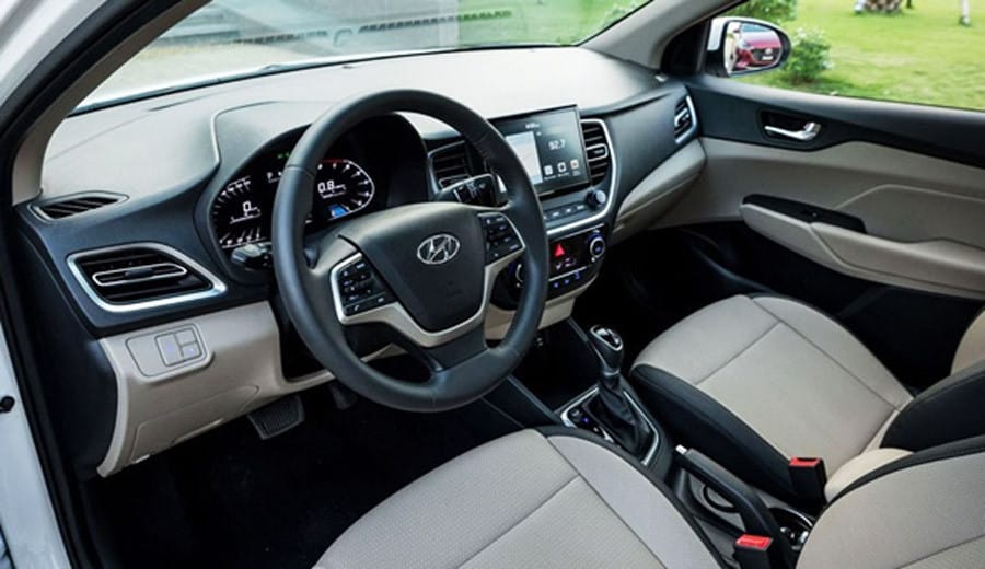 Nội thất Hyundai Accent 2023 với màn hình cảm ứng 8 inch hiện đại và vô lăng đa chức năng, nâng tầm trải nghiệm lái xe Accent