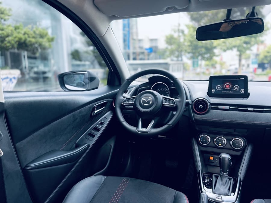 Nội thất khoang lái Mazda 2 với màn hình trung tâm