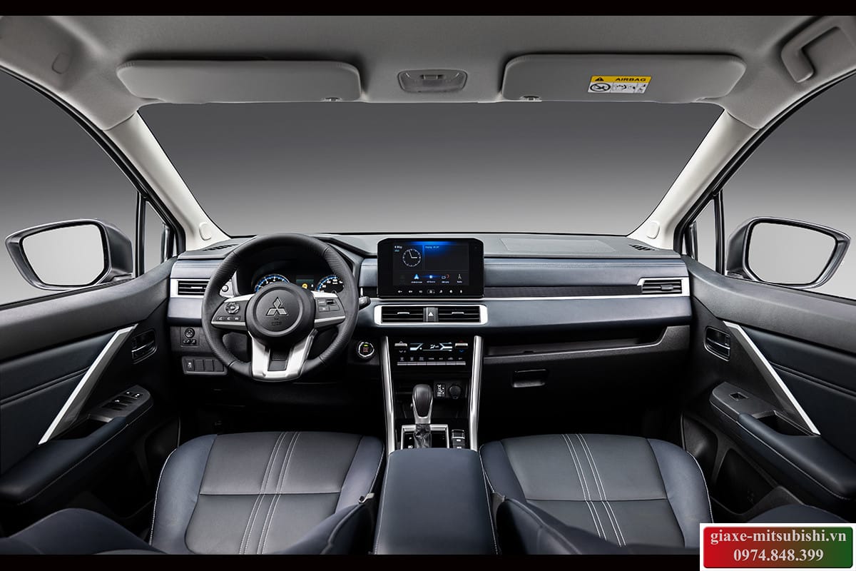 Nội thất khoang lái Mitsubishi Xpander 2025 với màn hình giải trí trung tâm và bảng điều khiển