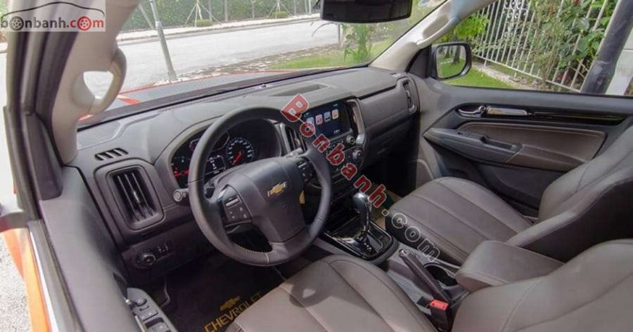 Nội thất khoang lái tiện nghi của xe bán tải Chevrolet Colorado với màn hình cảm ứng