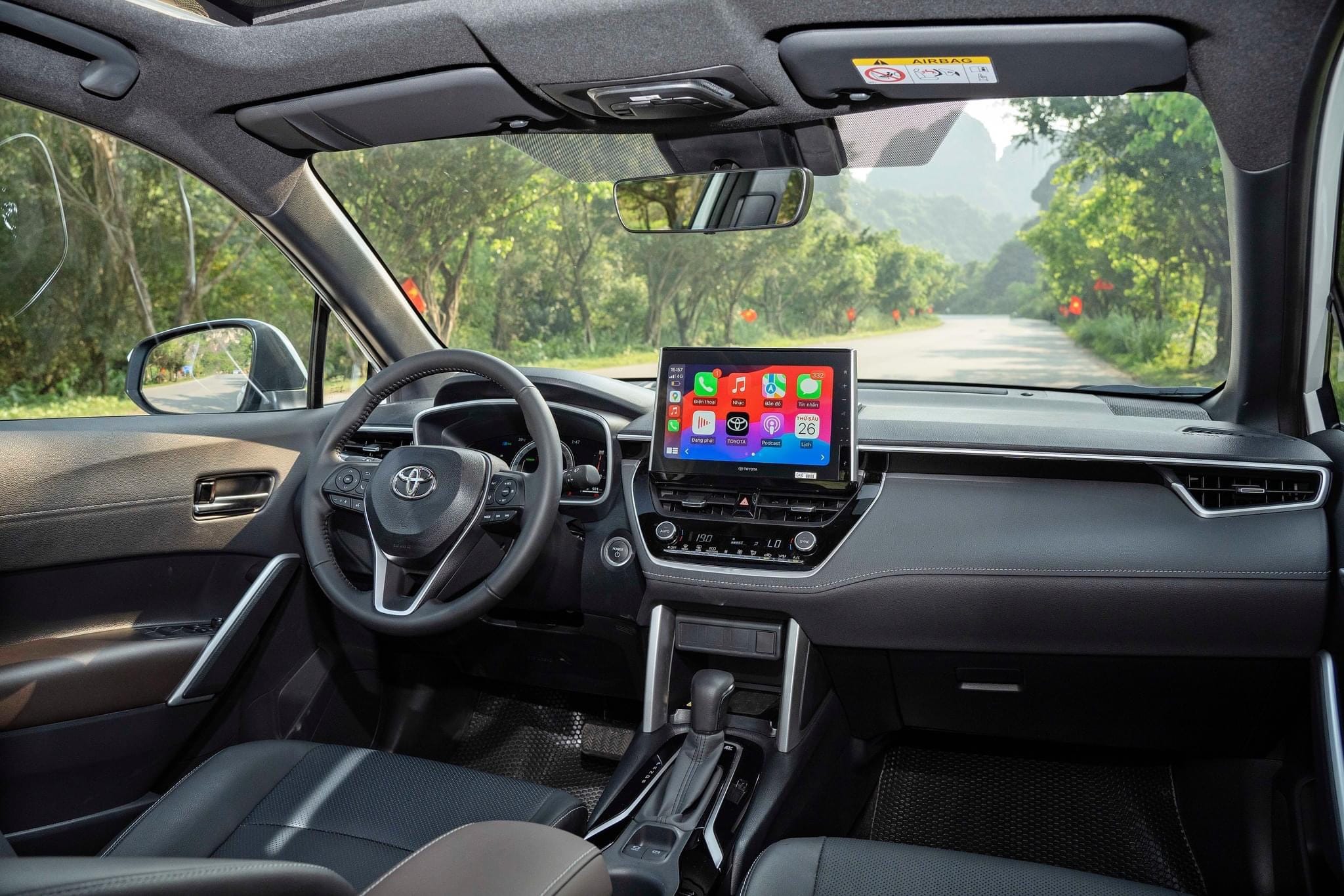 Nội thất khoang lái Toyota Corolla Cross 2025 với màn hình cảm ứng lớn