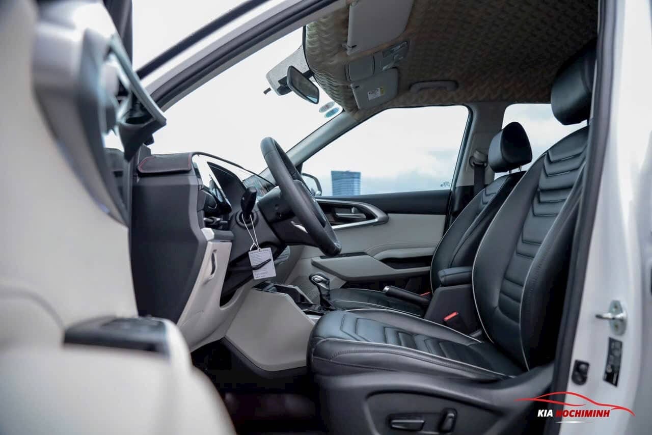Nội thất Kia Carens 2025 bọc da màu đen với họa tiết hình học ấn tượng