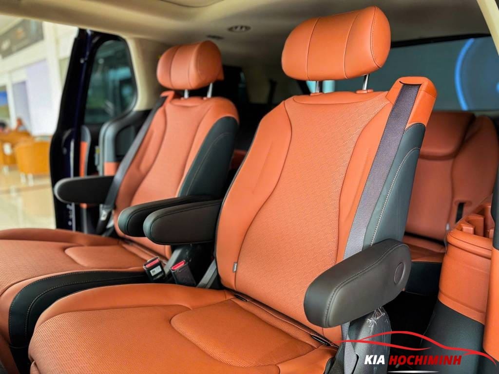Nội thất Kia Carnival 7 chỗ với tone màu nâu đỏ sang trọng