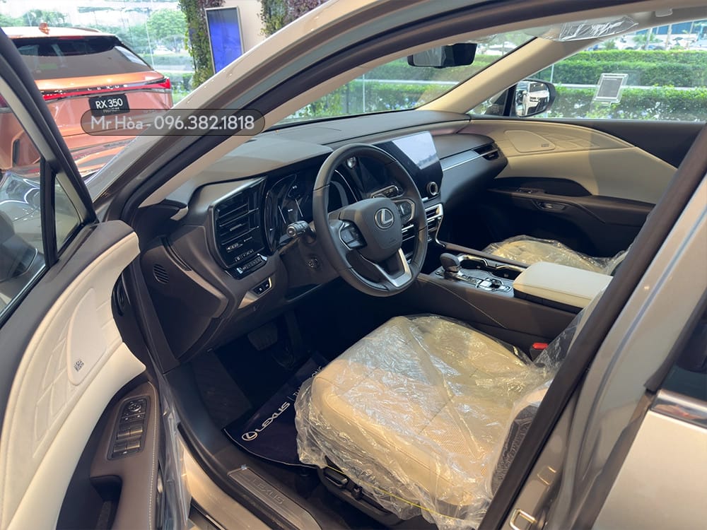 Nội thất Lexus RX 350 với màn hình trung tâm lớn và cần số điện tử