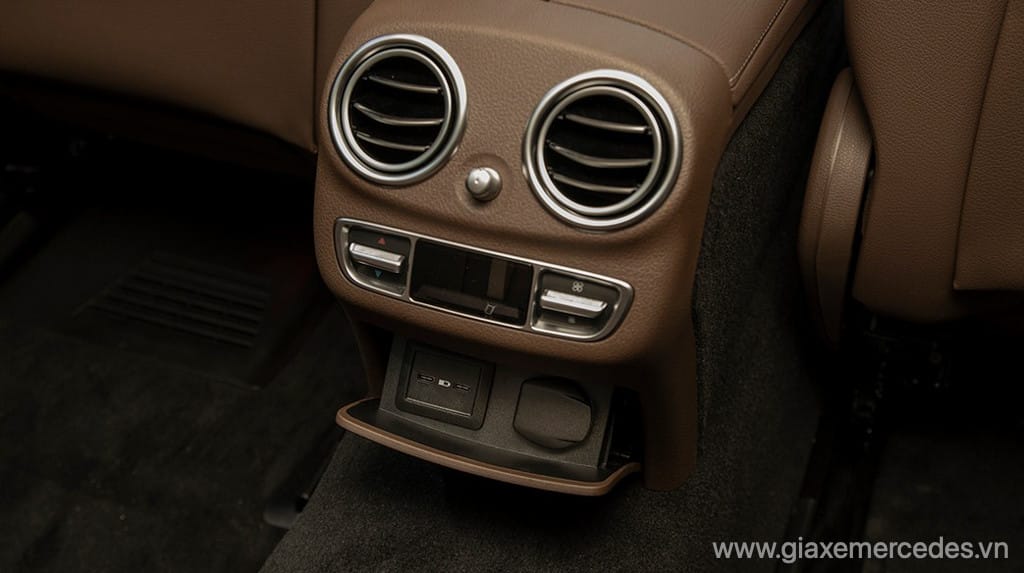 Nội thất Mercedes E200 với màn hình MBUX
