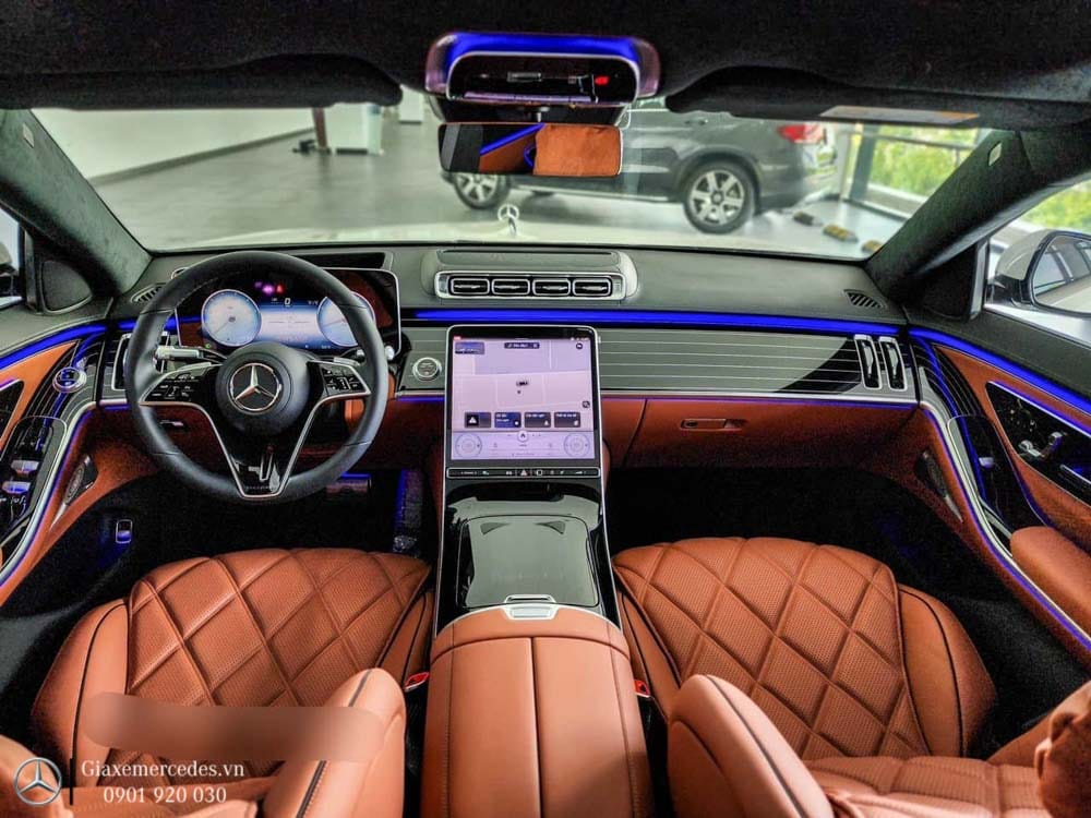 Nội thất Mercedes-Maybach S450 với không gian rộng rãi và ghế da cao cấp cùng tiện nghi sang trọng