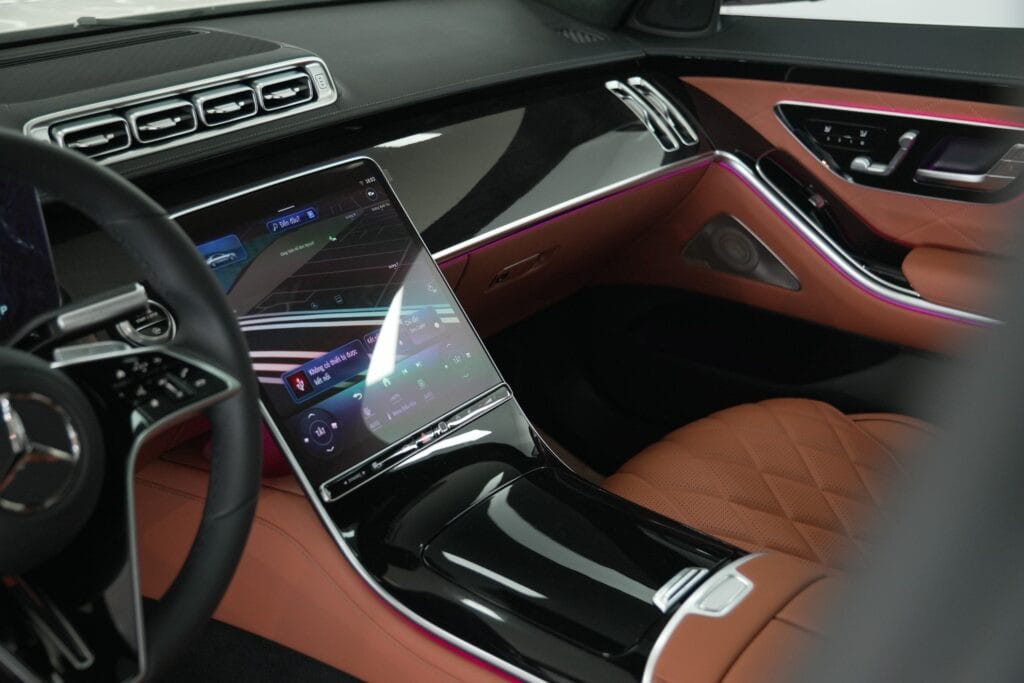Nội thất Mercedes S450 Luxury với màn hình cảm ứng trung tâm MBUX 12,8 inch OLED và thiết kế tối giản.