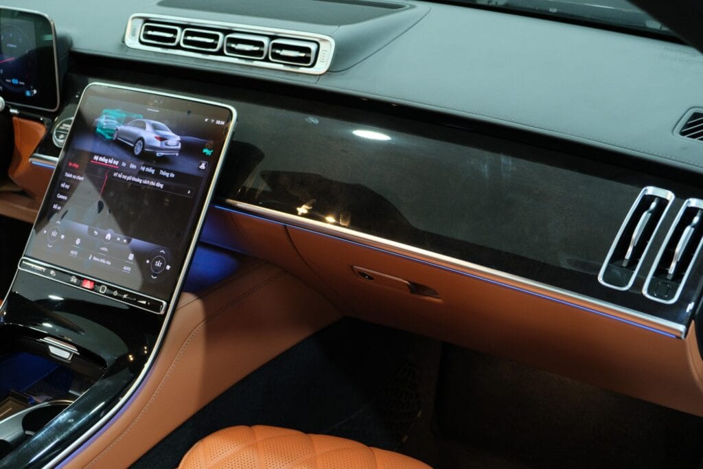Nội thất Mercedes S450 Luxury với ốp gỗ poplar màu đen phủ bóng và ghế da Nappa cao cấp.