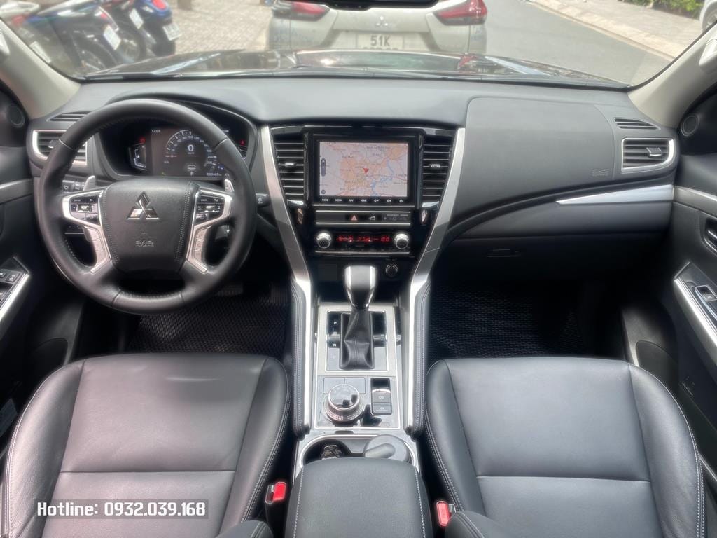 Nội thất Mitsubishi Pajero Sport 2 cầu, tiện nghi và giá lăn bánh cụ thể