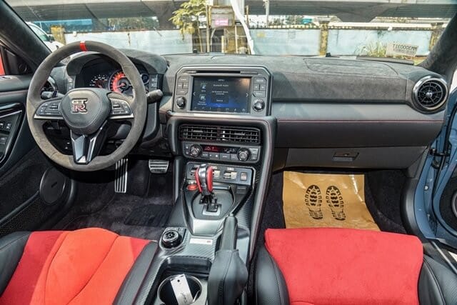 Nội thất Nissan GT-R R35 tập trung vào người lái