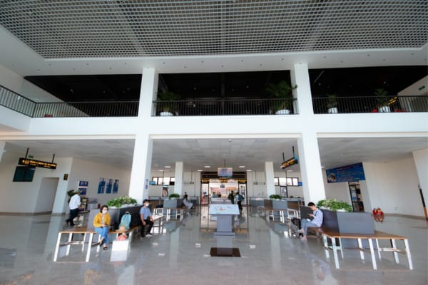 Nội thất phòng chờ rộng rãi và sạch sẽ tại bến xe khách Vĩnh Niệm