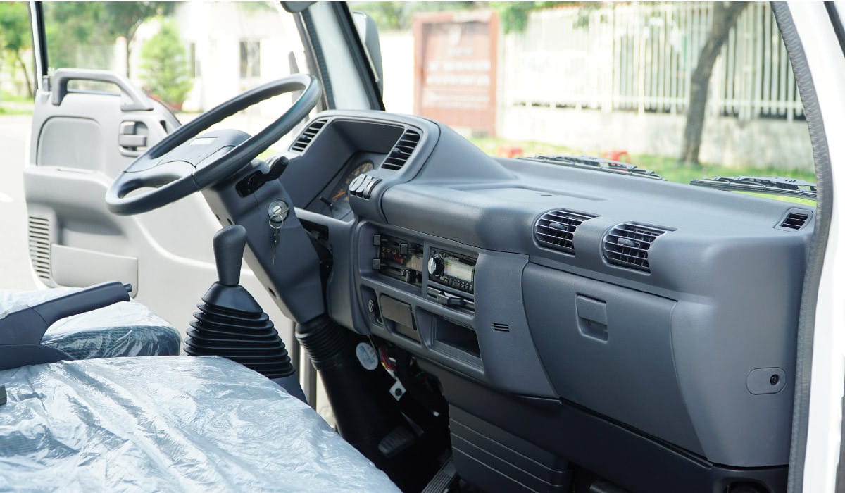 Nội thất rộng rãi của khoang lái xe tải Isuzu VM NK650
