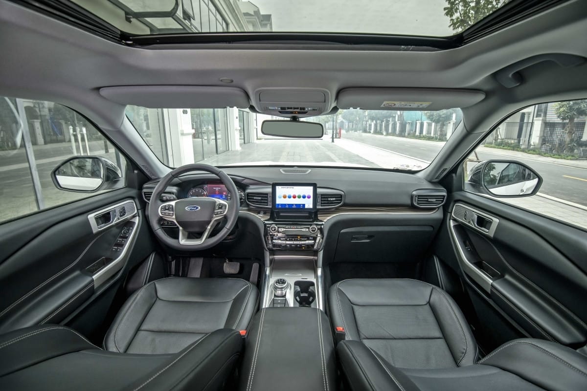 Nội thất sang trọng của Ford Explorer 2025 với ghế da cao cấp