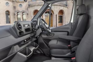 Nội thất sang trọng của xe 16 chỗ Mercedes Sprinter mới với ghế bọc da và không gian rộng